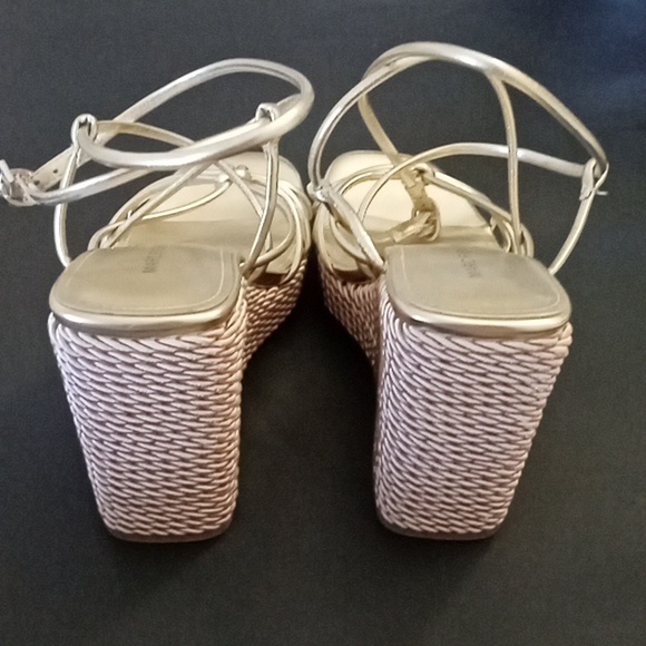 Marc Fisher wedges gold with wicker bottom like new - Picture 4 of 4